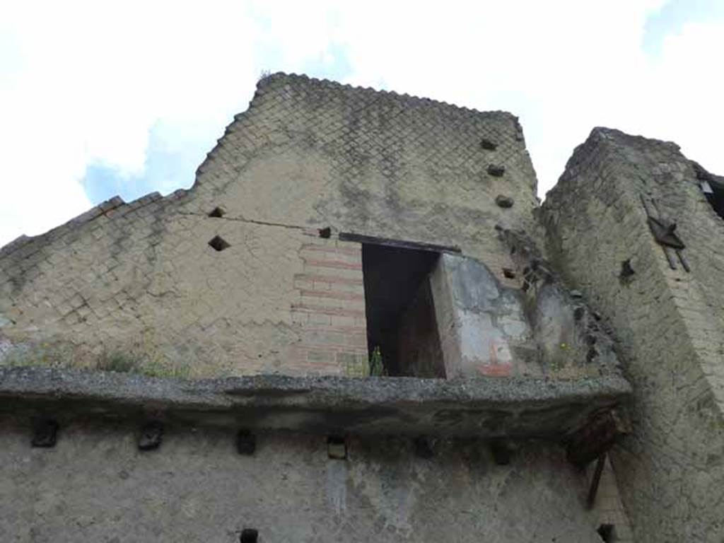 V.8 Herculaneum, south end. May 2010.
Remains of upper storey seen in exterior west wall of houses on east side of Cardo IV Superiore.